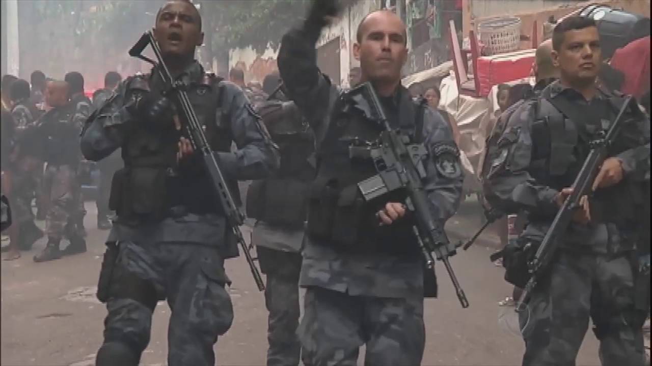 Tiroteio entre policiais e traficantes assusta moradores de Copacabana