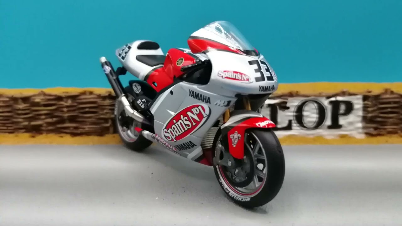 Yamaha YZR-M1 MOTO GP 2003 #33 M. Melandri  IXO model in scale 1:24 diecast motorcycle