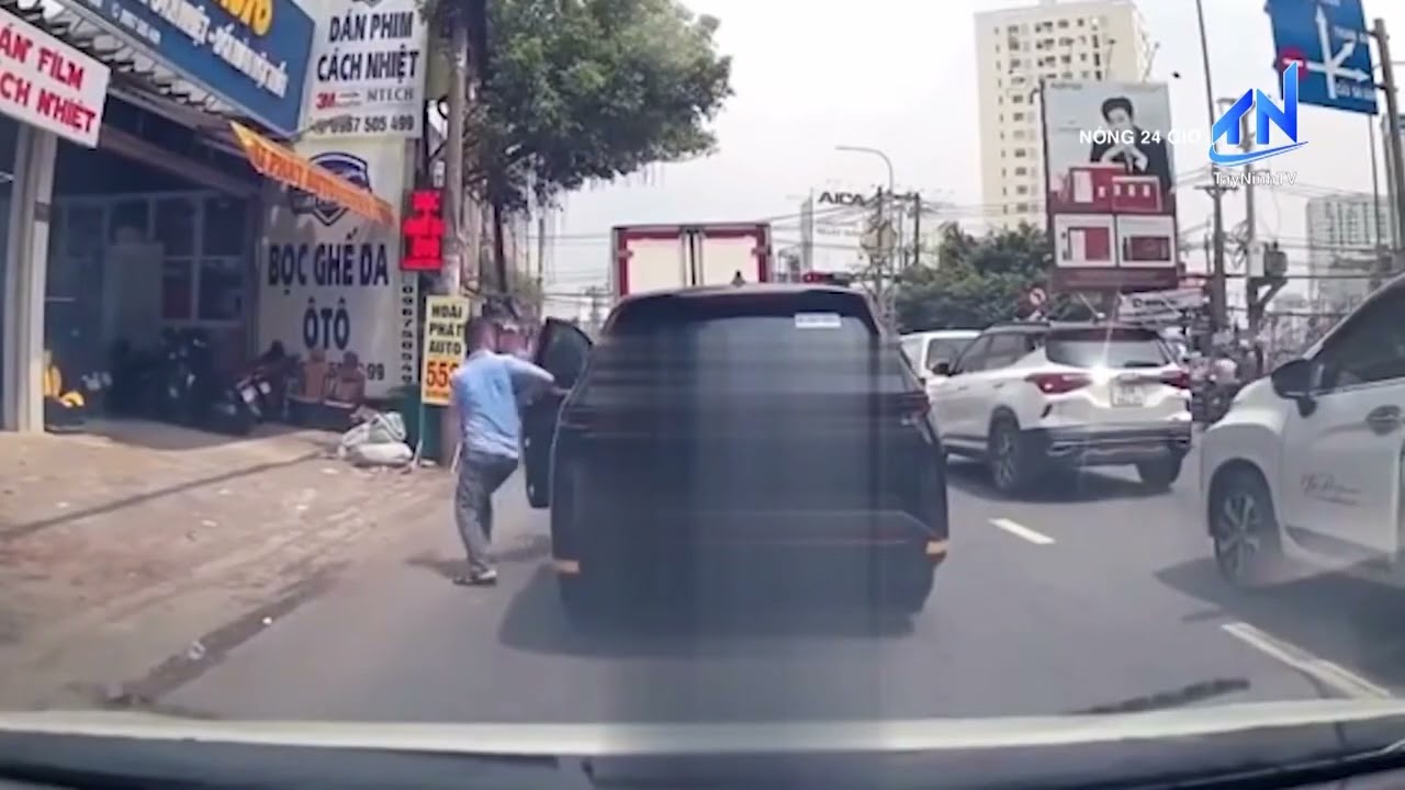 Xác minh tài xế ô tô mở cửa xe gây tai nạn rồi bỏ đi | TayNinhTV