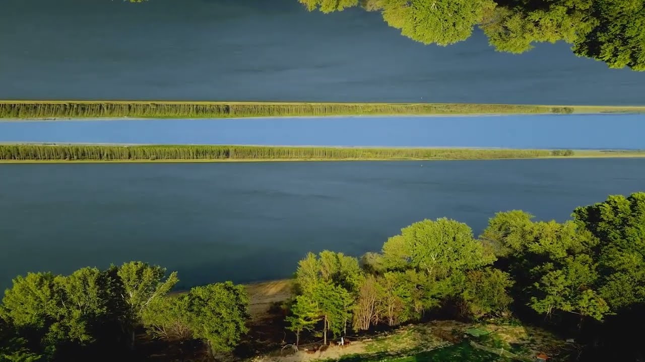 Ново село в огледало