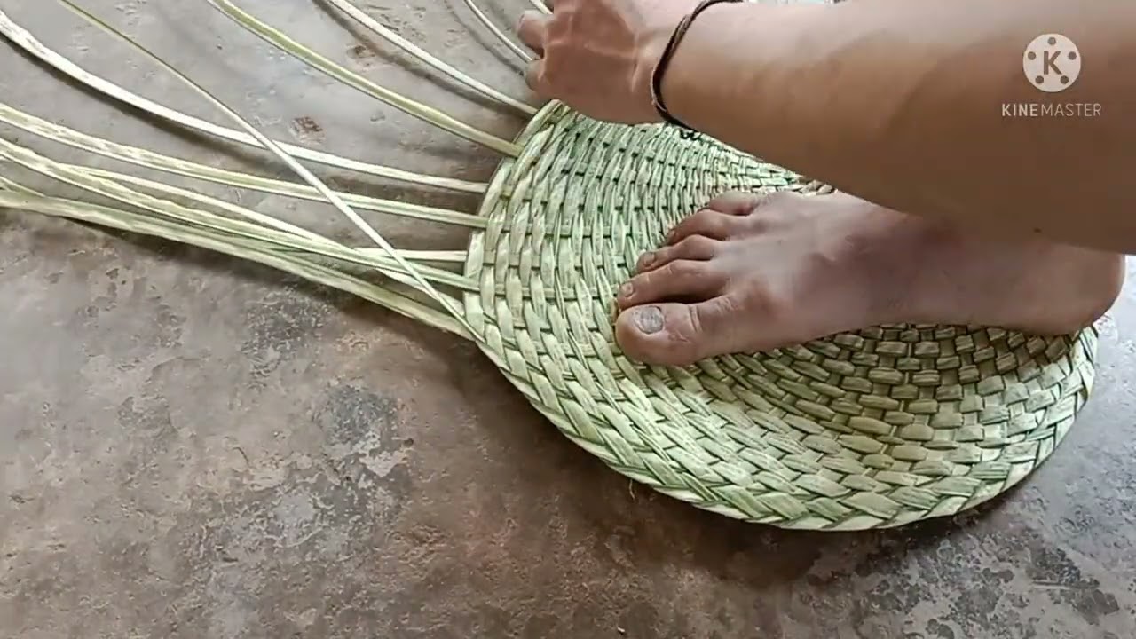 đan quạt bằng ngọn cọ non