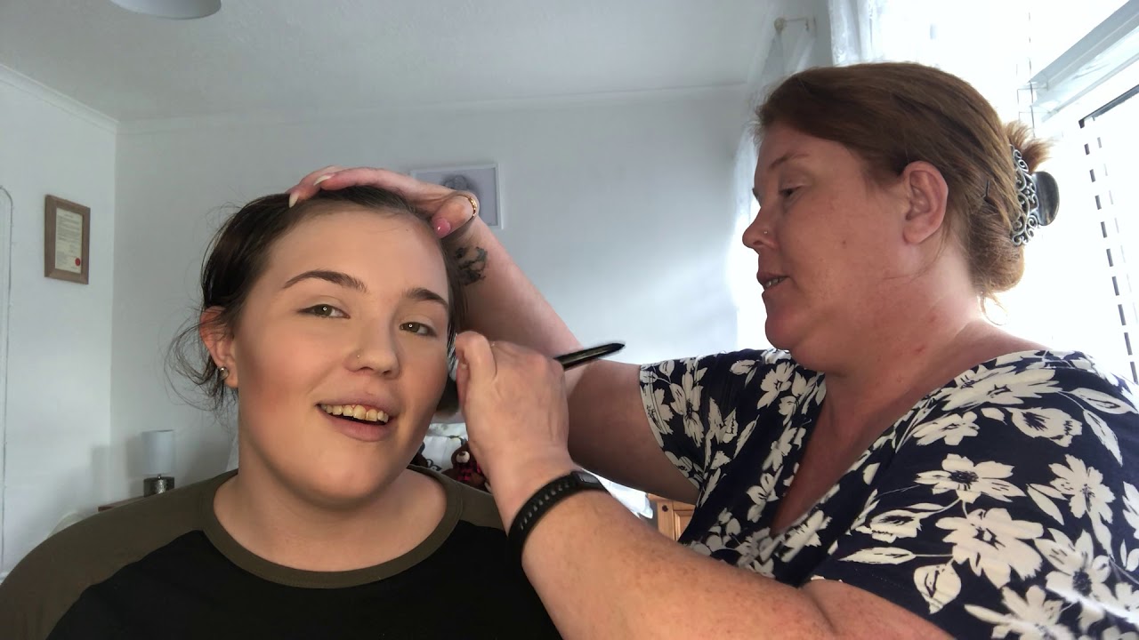 Chit chat get ready with us - mum does my makeup// getting ready with mum