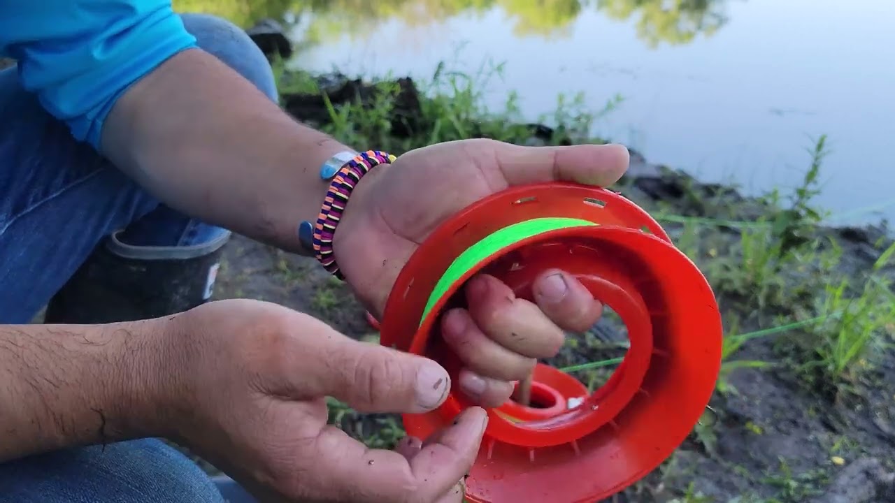 PESCADOR realiza pesca tradicional con LINEA y CARRETE de mano