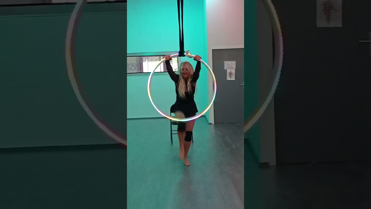 Démo de chair dance alliant le cerceau aérien lumineux.