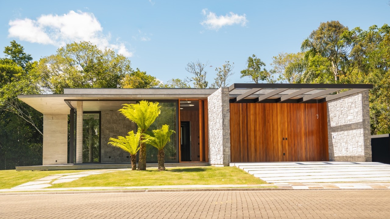 À VENDA - CASA COM DESING CONTEMPORÂNEO EM GRAMADO - 3 SUÍTES 