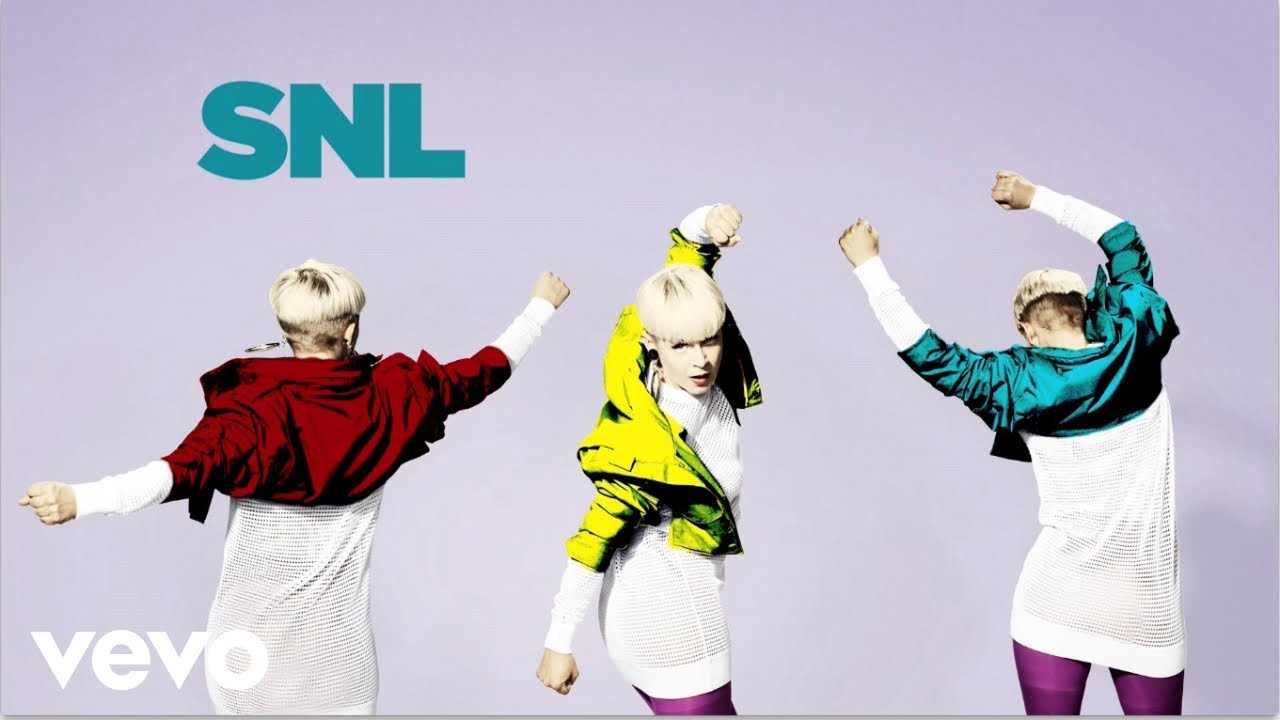 Robyn - Dancing On My Own (Live on SNL)
