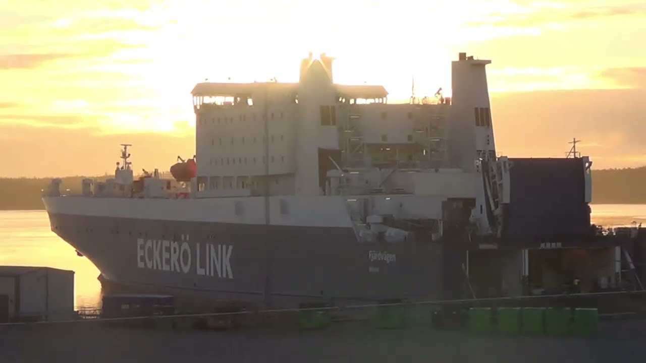MS Fjärdvägen in Naantali on a beautiful morning 23.12.2025