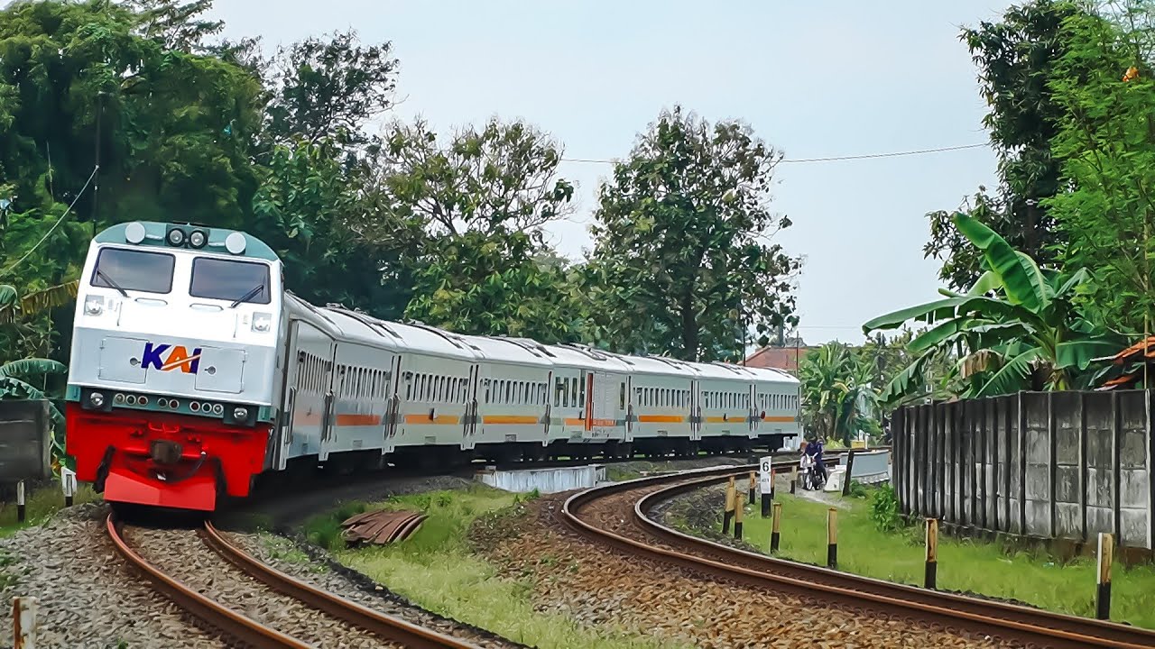 Nonton 10 Kereta Api di Tikungan dan Stasiun Gombong Edisi Kamis, 4 September 2025
