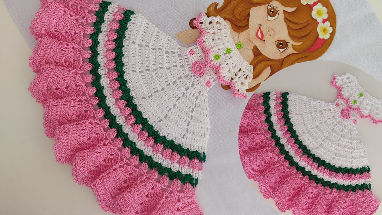 vestidinho de crochê para boneca pintada em pano de prato