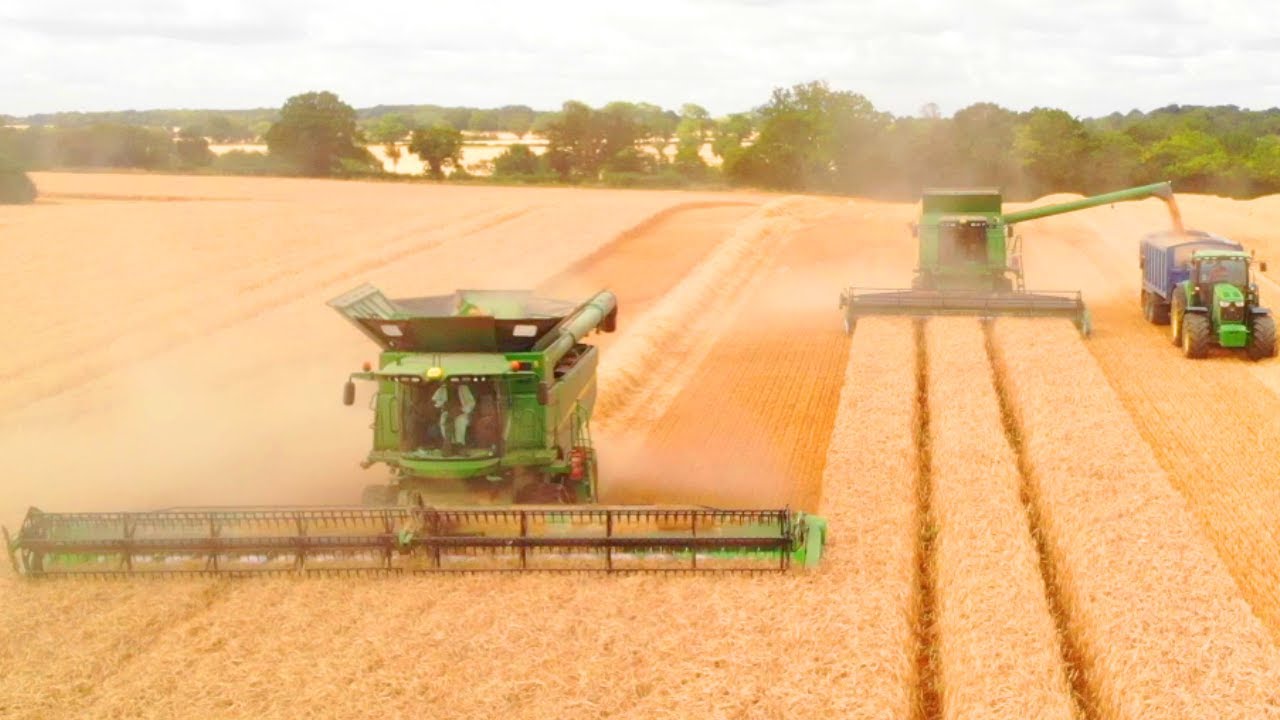 Baling and Harvesting Barley with John Deere S690, John Deere C670 and Class Quadrant 5200