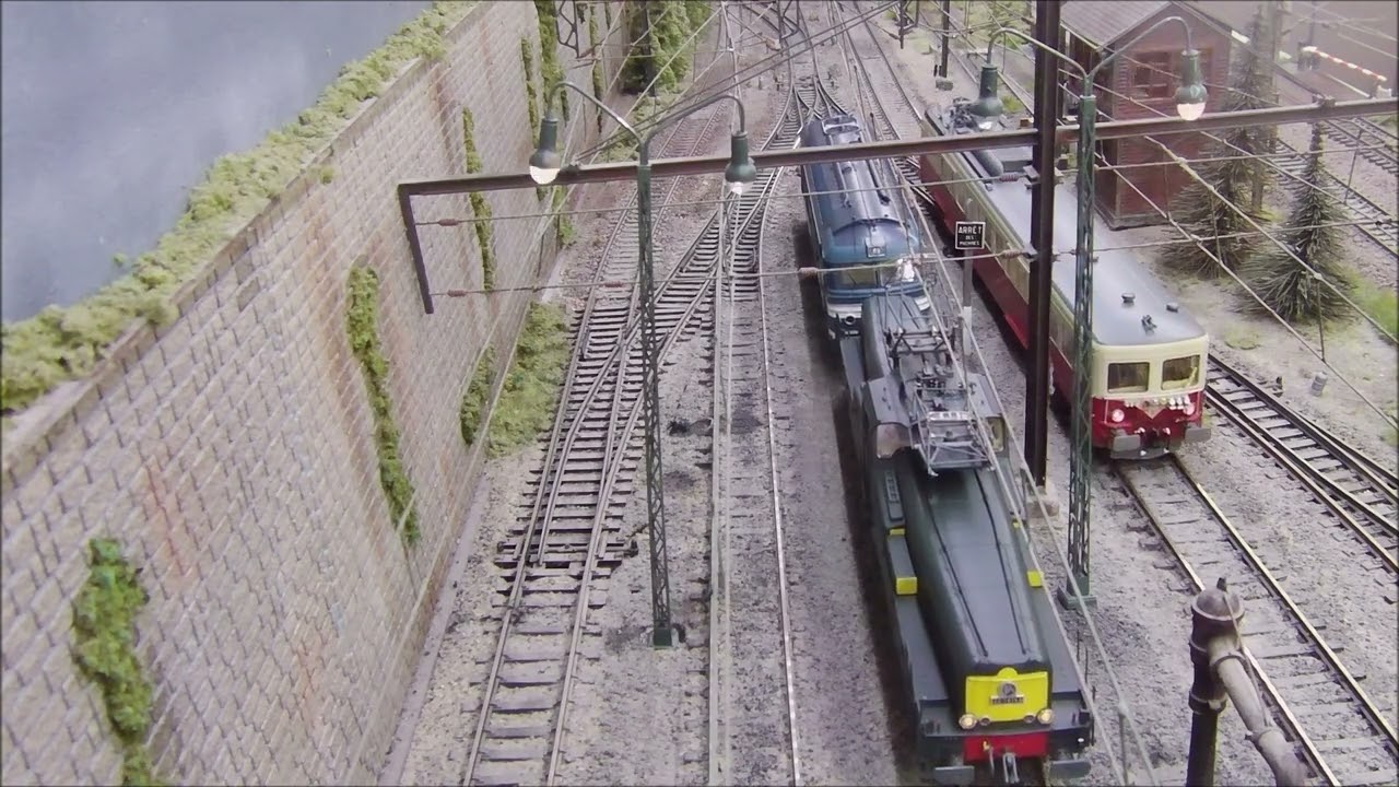 Model Trains HO Layout. Modélisme Ferroviaire. Trains Miniatures. Circulation sur le dépôt.