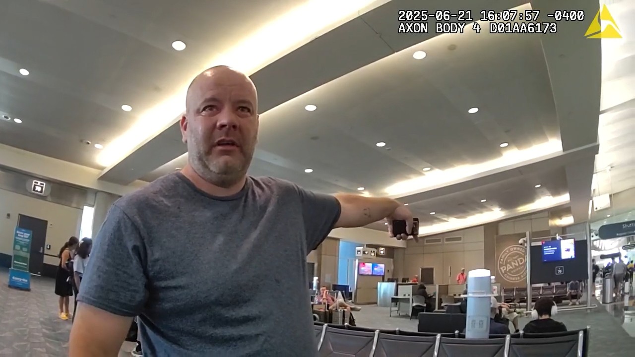 Пассажир разрушил телетрап после того, как его высадили с рейса в Буффало.