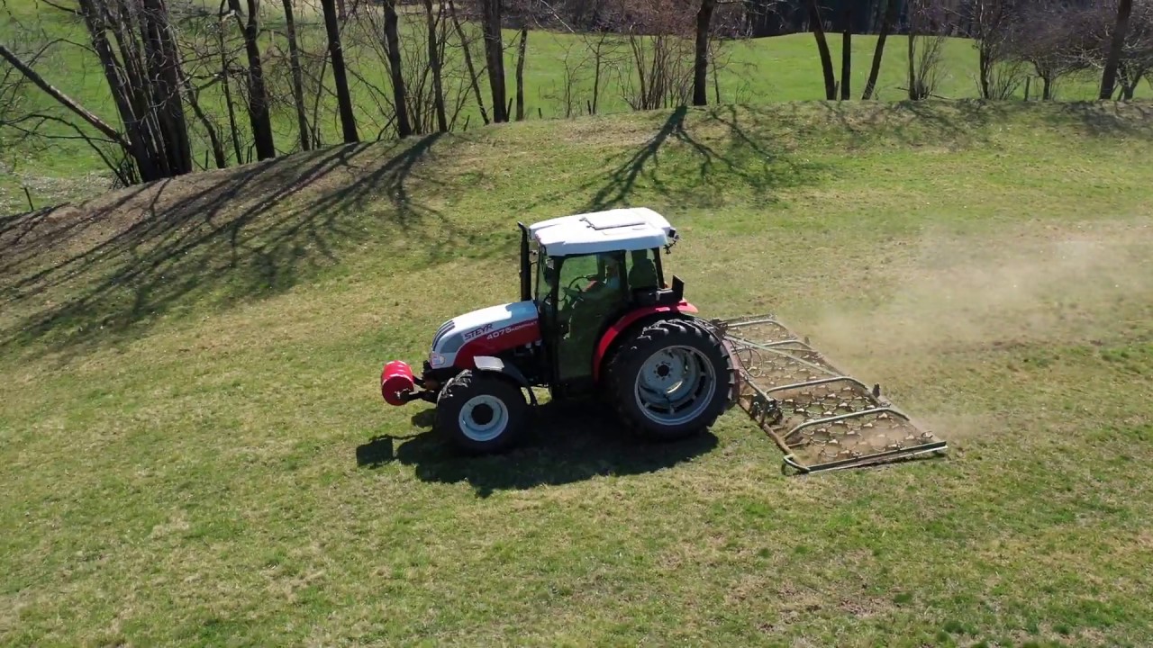 Wieseneggen mit Steyr Kompakt 4075 und Zwillingsrädern