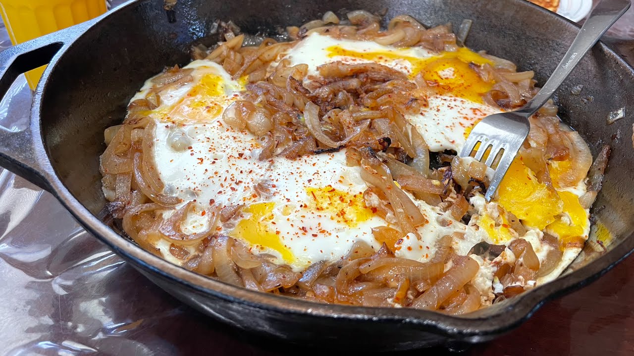 How to Make Onion Eggs Recipe 🧅 Egg Onion Omelette 🧅 Fried Eggs with Onion 🧅 Soğanlı Yumurta 🍳