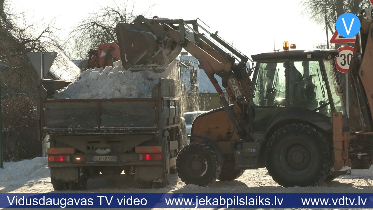 Jēkabpilī “atbrīvojas no ziemas” – sākusies sniega izvešana no pilsētas ielām