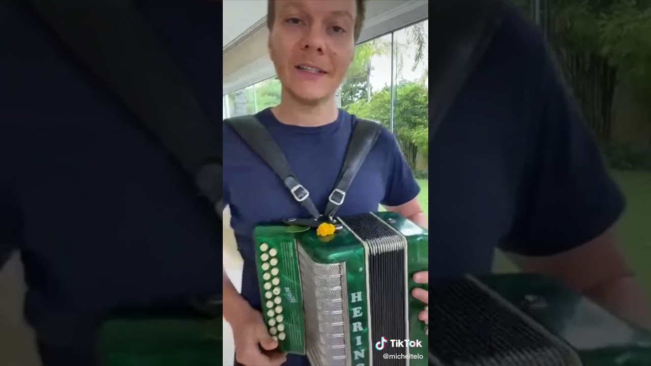 Michel Teló Tocando A Sanfona