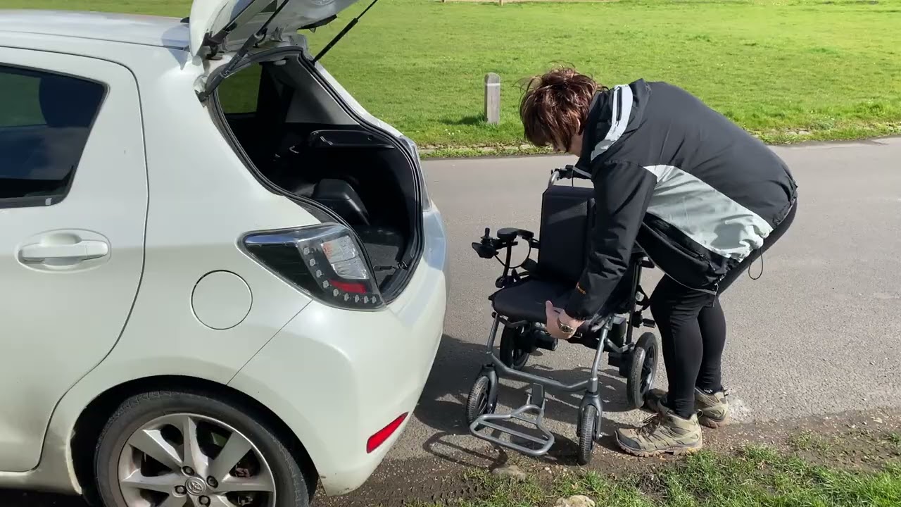 Carrozzina elettrica pieghevole leggera eFOLDi PASSPartù, 15 kg, con joystick e comando assistente