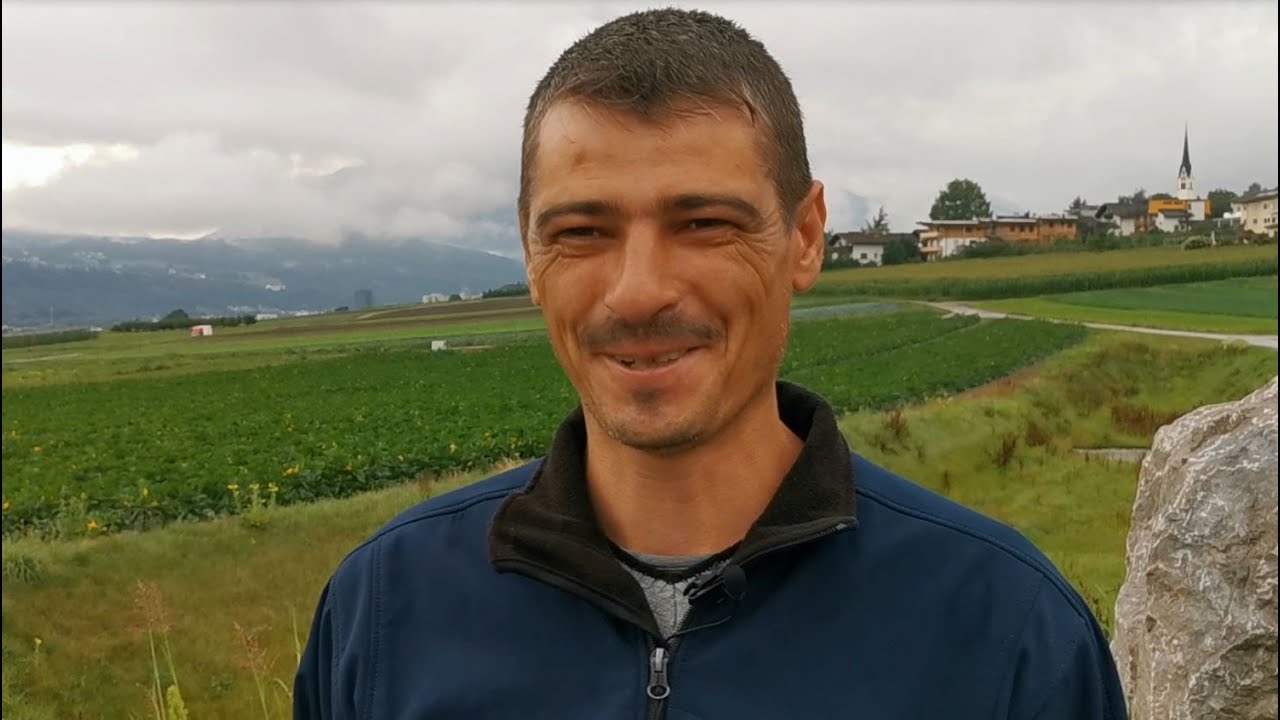 Erntehelfer in Tirol: Saisonier Adam Aurel am Betrieb Giner