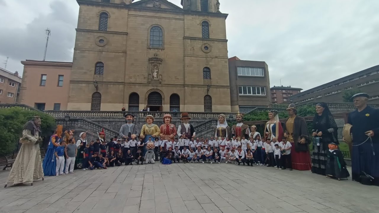 Concentración de gigantes por el Santutxu Kolorea 2025