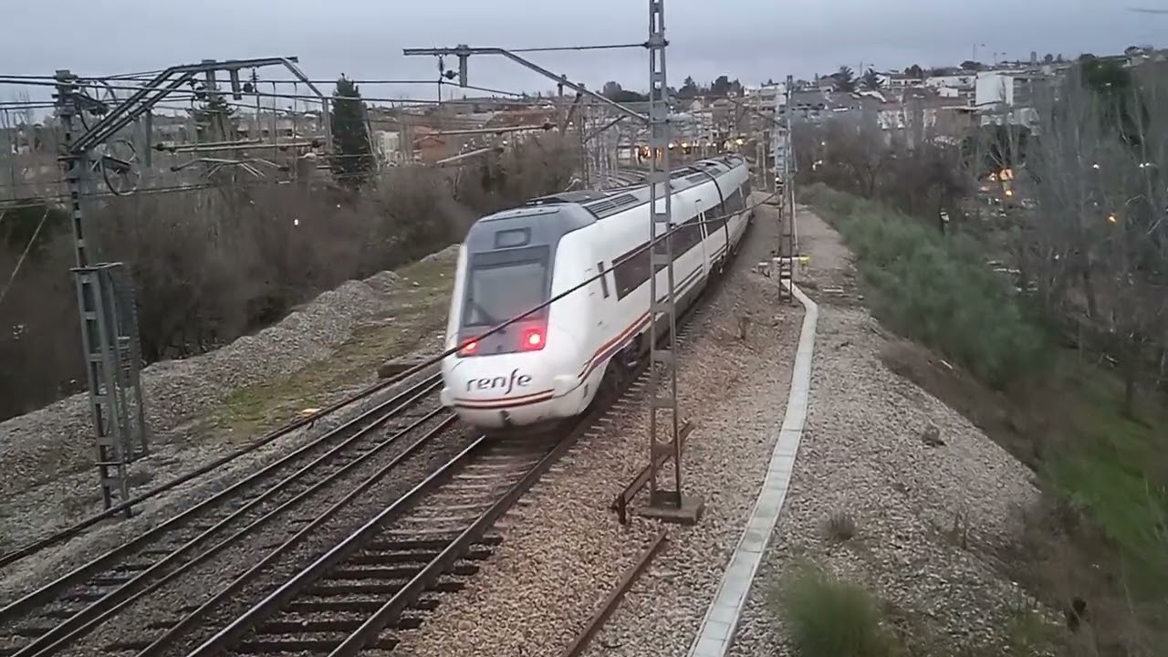 Renfe-Media Distancia UT-599 de tres coches destino Príncipe Pío llegando a la estación de Pozuelo.