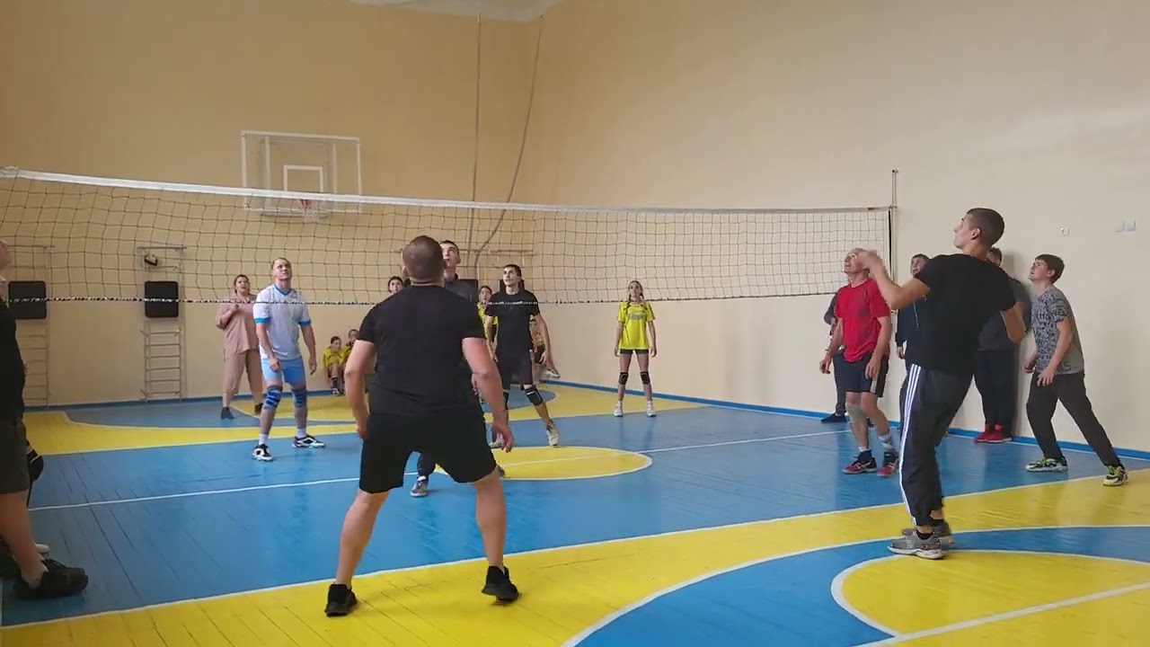 Дружня зустріч з гри у волейбол. Ракова - Вапнярки (вчителі+ учні)  Перша партія.