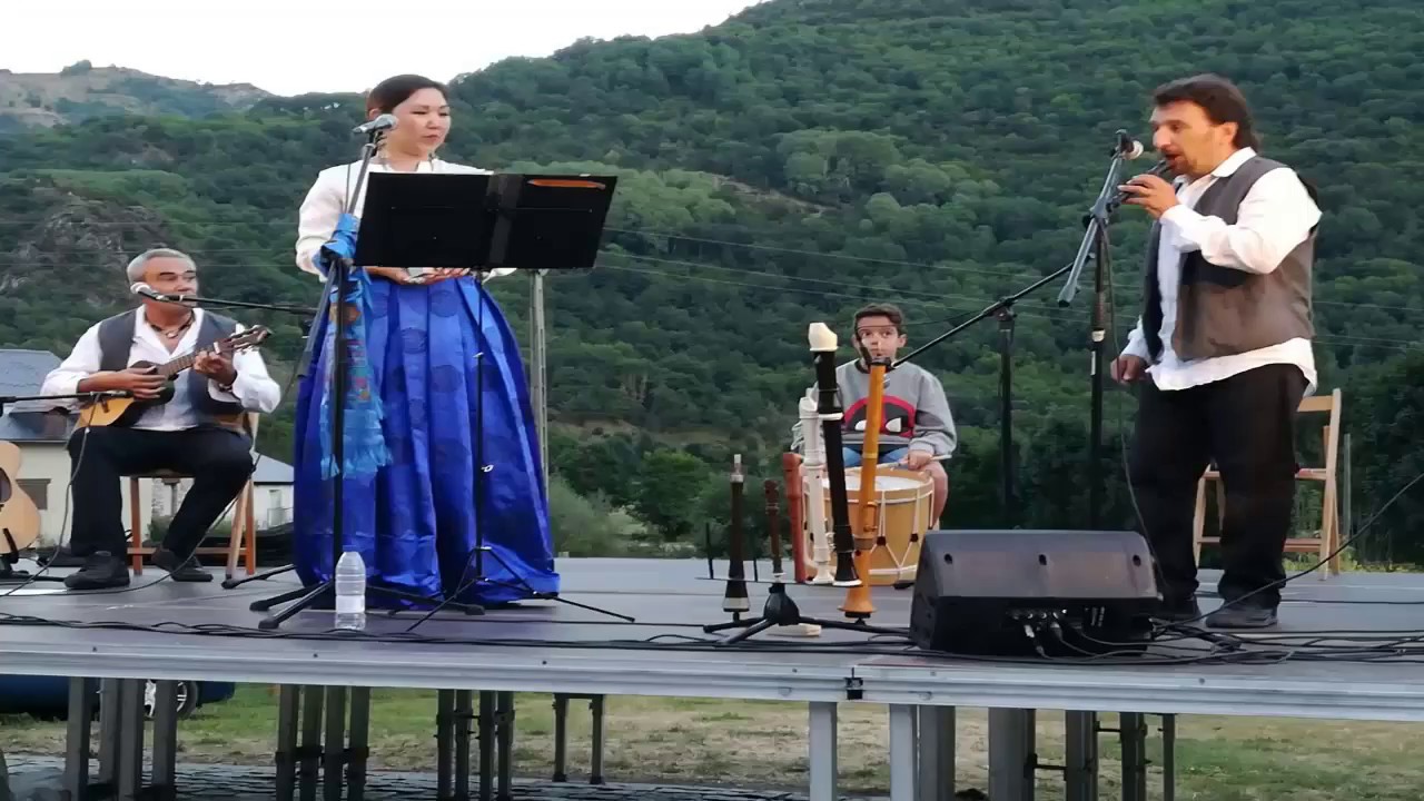 País petit  Oyuna Baturova Grup