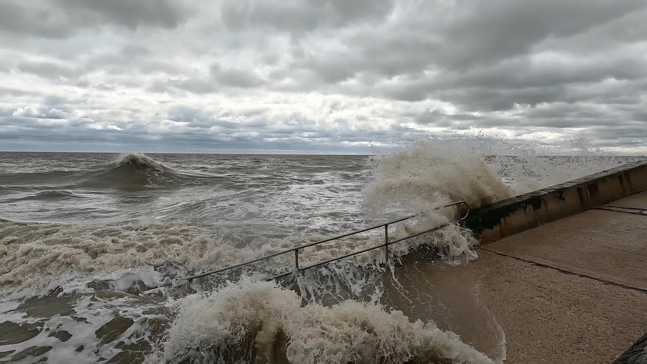 Walton Walk - 2024-04-09 - Turbulent sea after gale-force winds [4K]