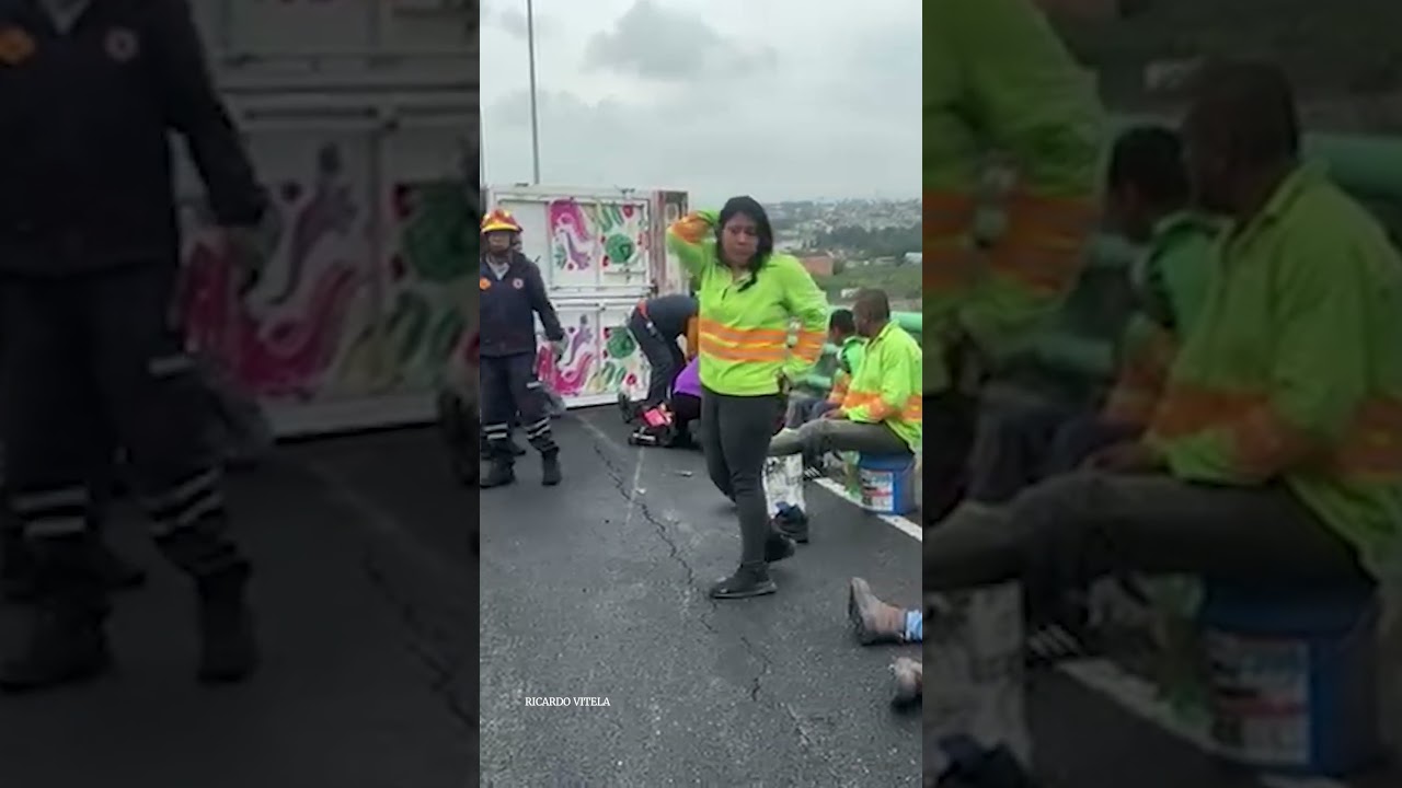 Vuelca veh&iacute;culo de trabajadores del Gobierno de CDMX en Perif&eacute;rico
