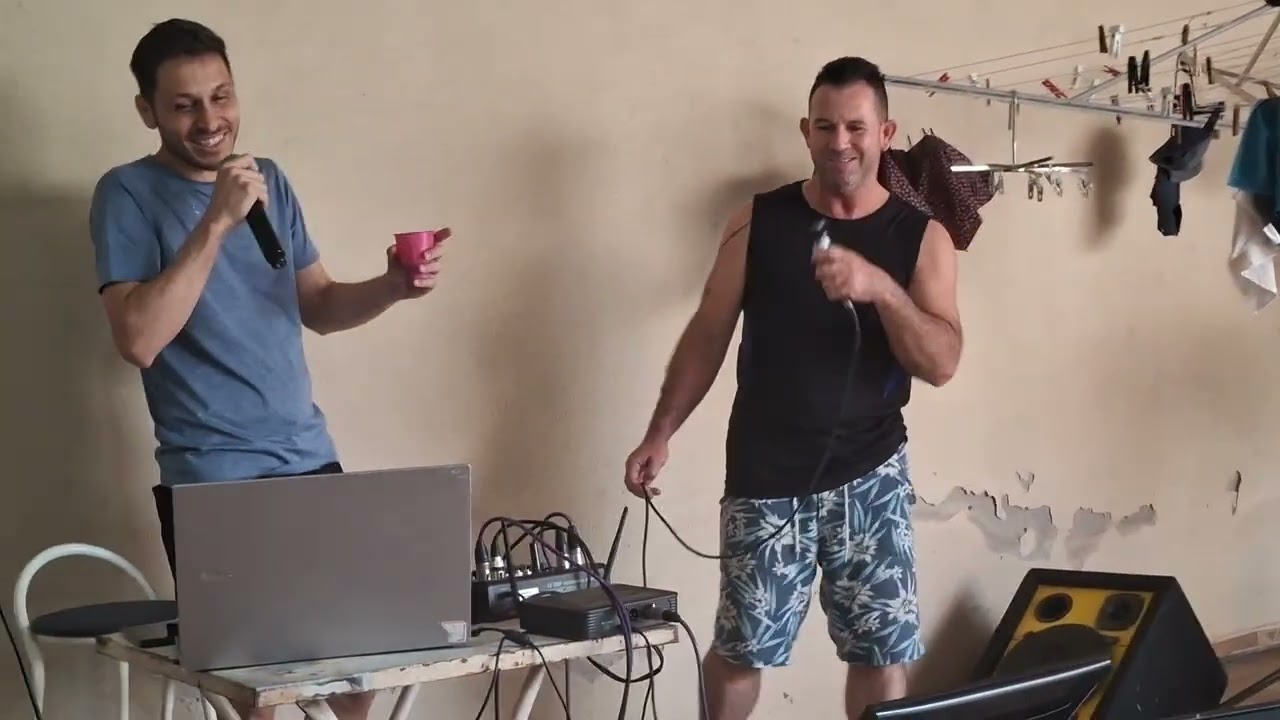 Claudio e Jonathan karaoke robocop gay