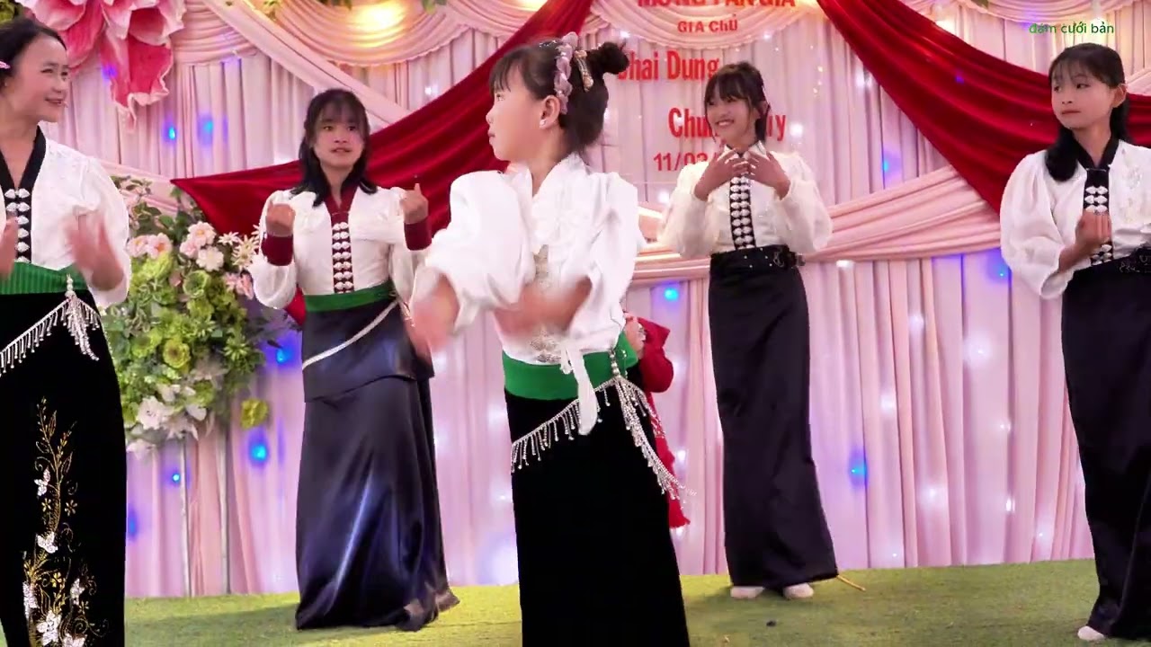 tiếng khèn mùa hoa ban nở đội múa gia đình biểu diễn mừng tân gia đại cát gđ chai dung . chung thủy