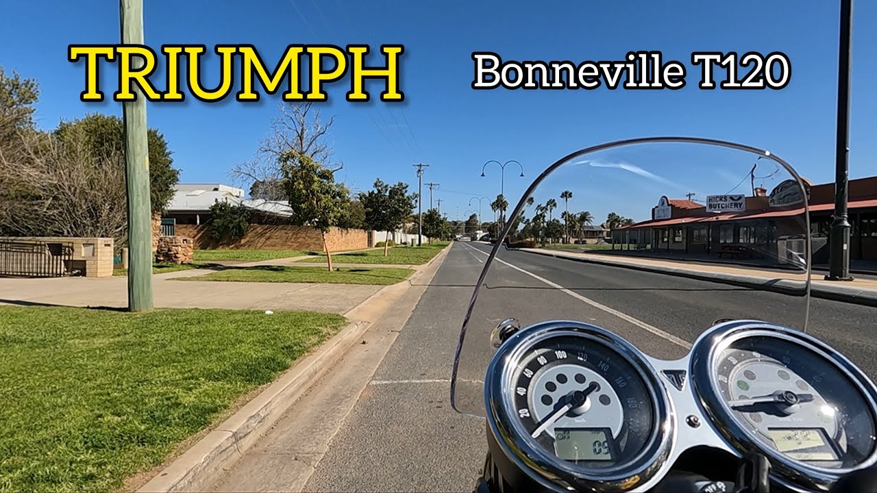Яркое небо и Triumph Bonneville T120 2025 года
