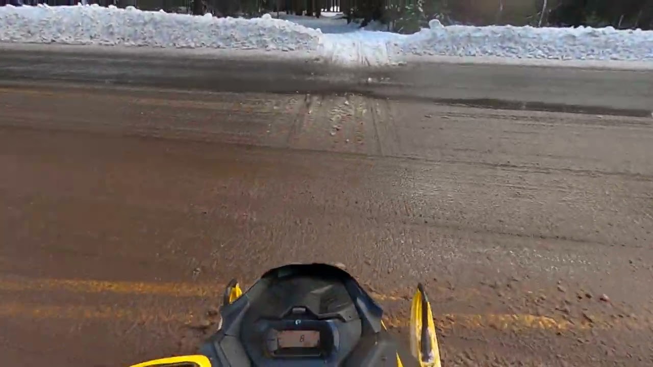 GH012180-MXZ NEO+ on the meadow and resort road