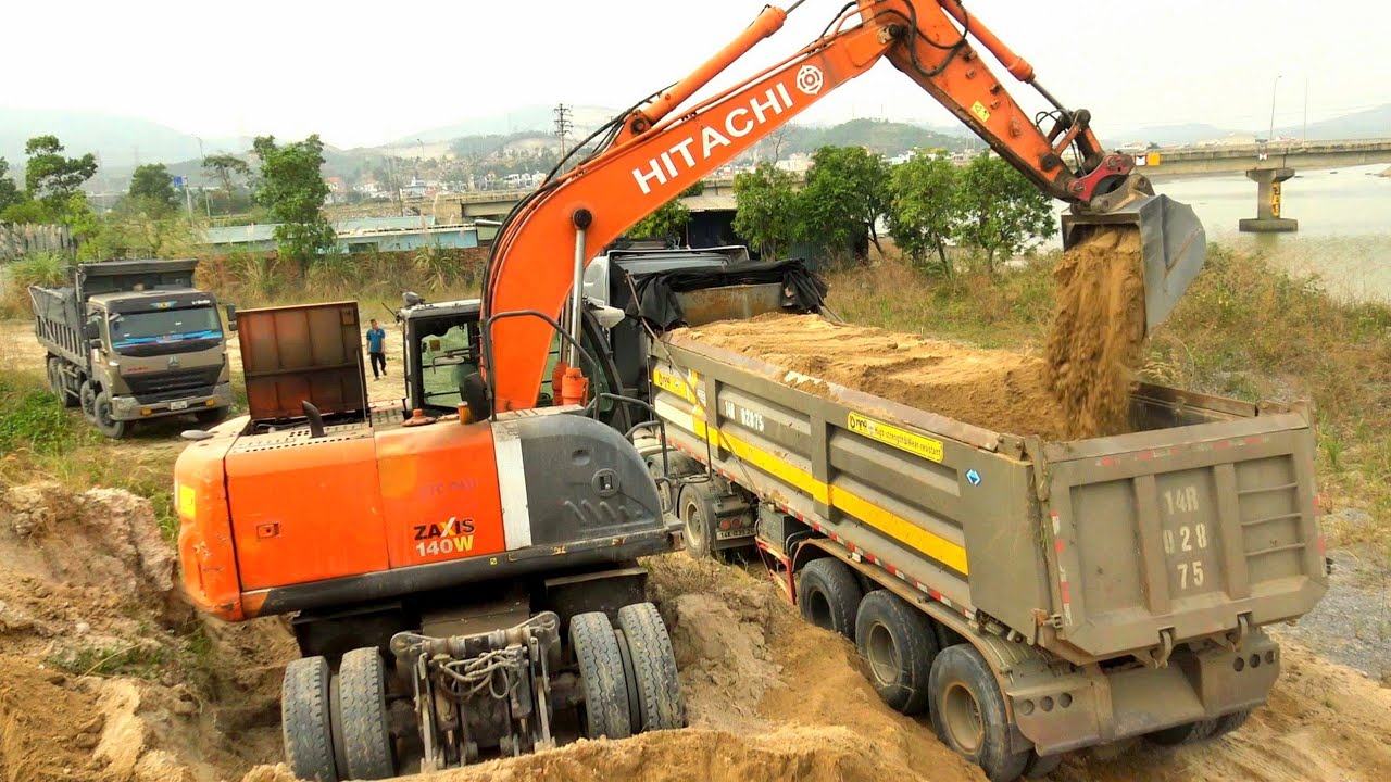 M&aacute;y X&uacute;c HITACHI ZAXIS 140W M&uacute;c Đất, Xe &Ocirc; Tải Ben HOWO Chở V&agrave; Đổ Đất | Excavator Truck | TienTube TV