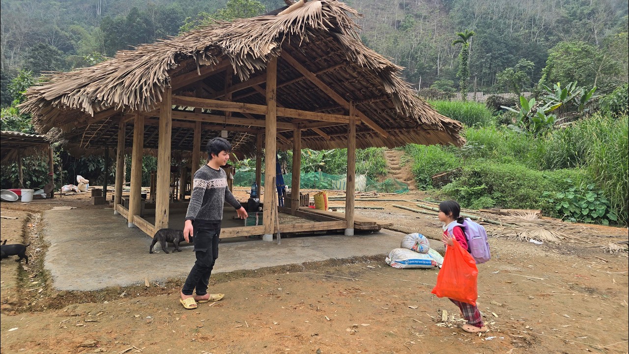 Linh Đan was on Tet holiday and went home to her family, while Thành went to look for bamboo shoots.