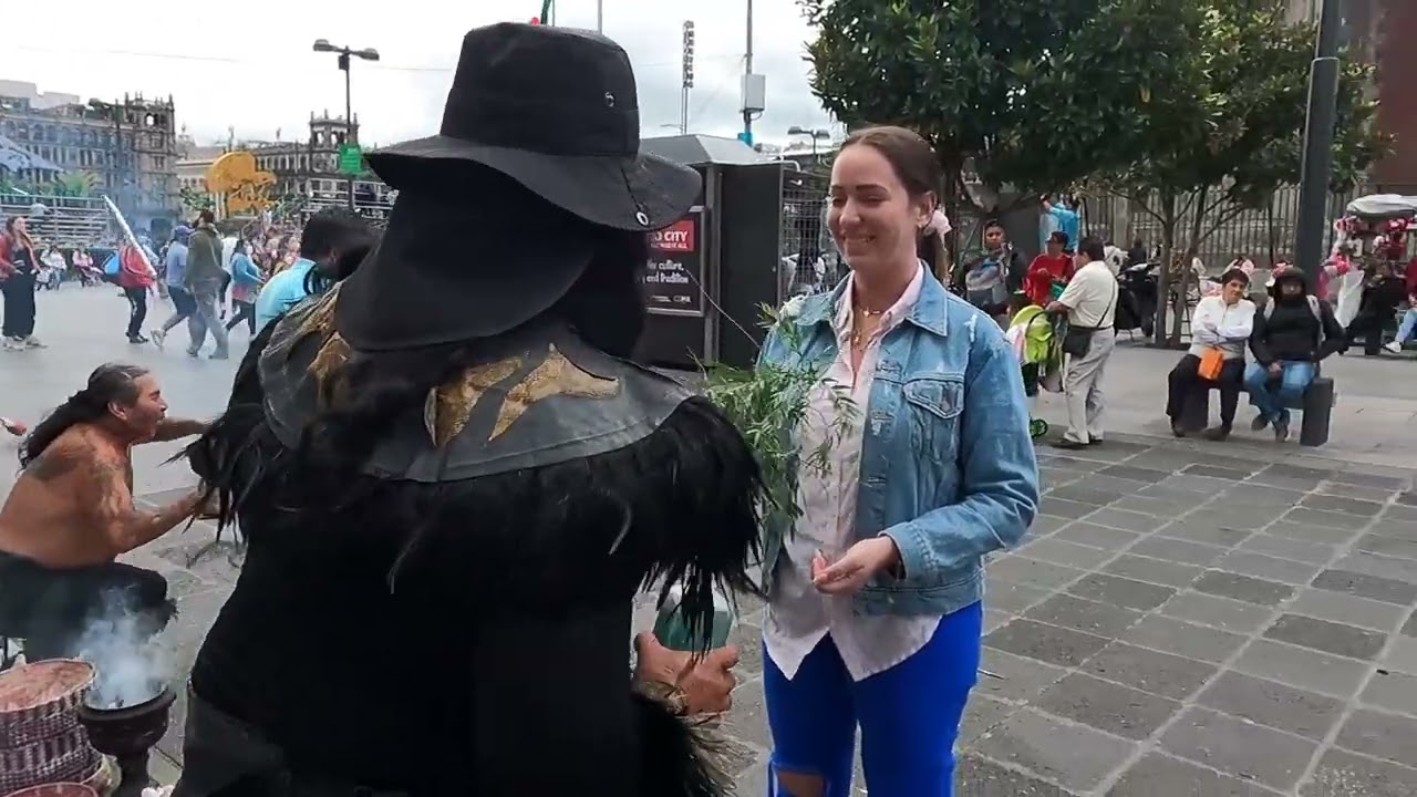 MASAJE ESPIRITUAL callejero para espantar malas vibras en el Zócalo, Centro Histórico CDMX 💀🇲🇽