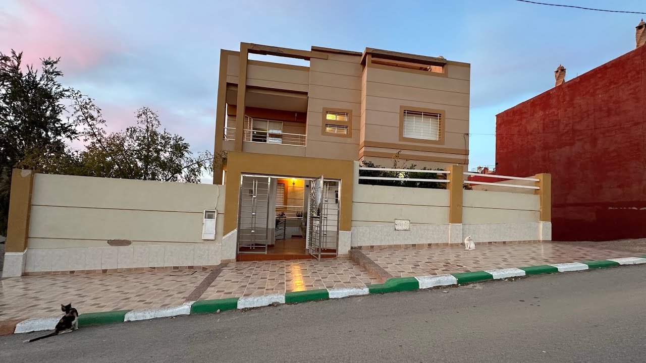 فيلا بالمسبح 200 مليون بمساحة 370 متر حي النجد 0666735256