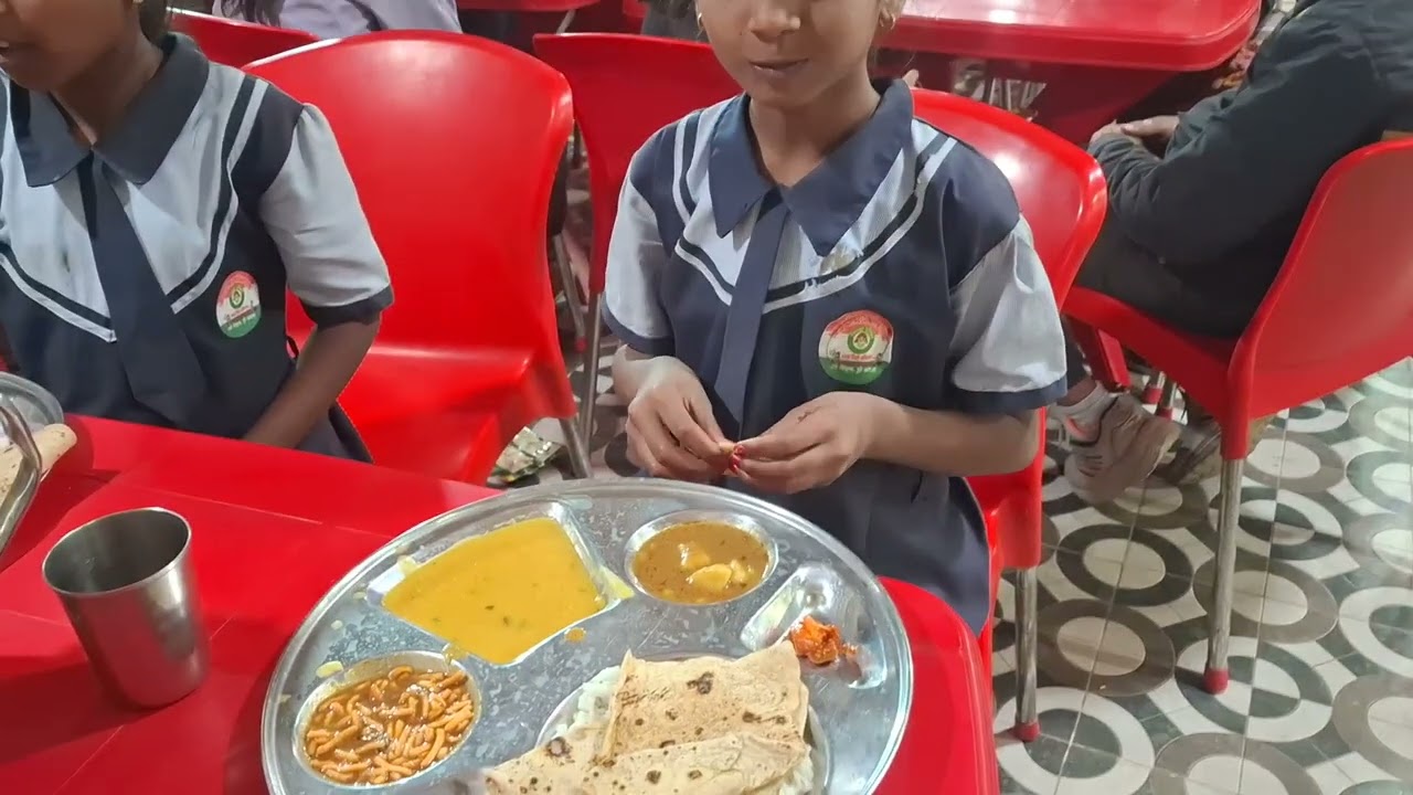 जि प शाळा कासारी सहल मुलांना छान जेवण दिले..