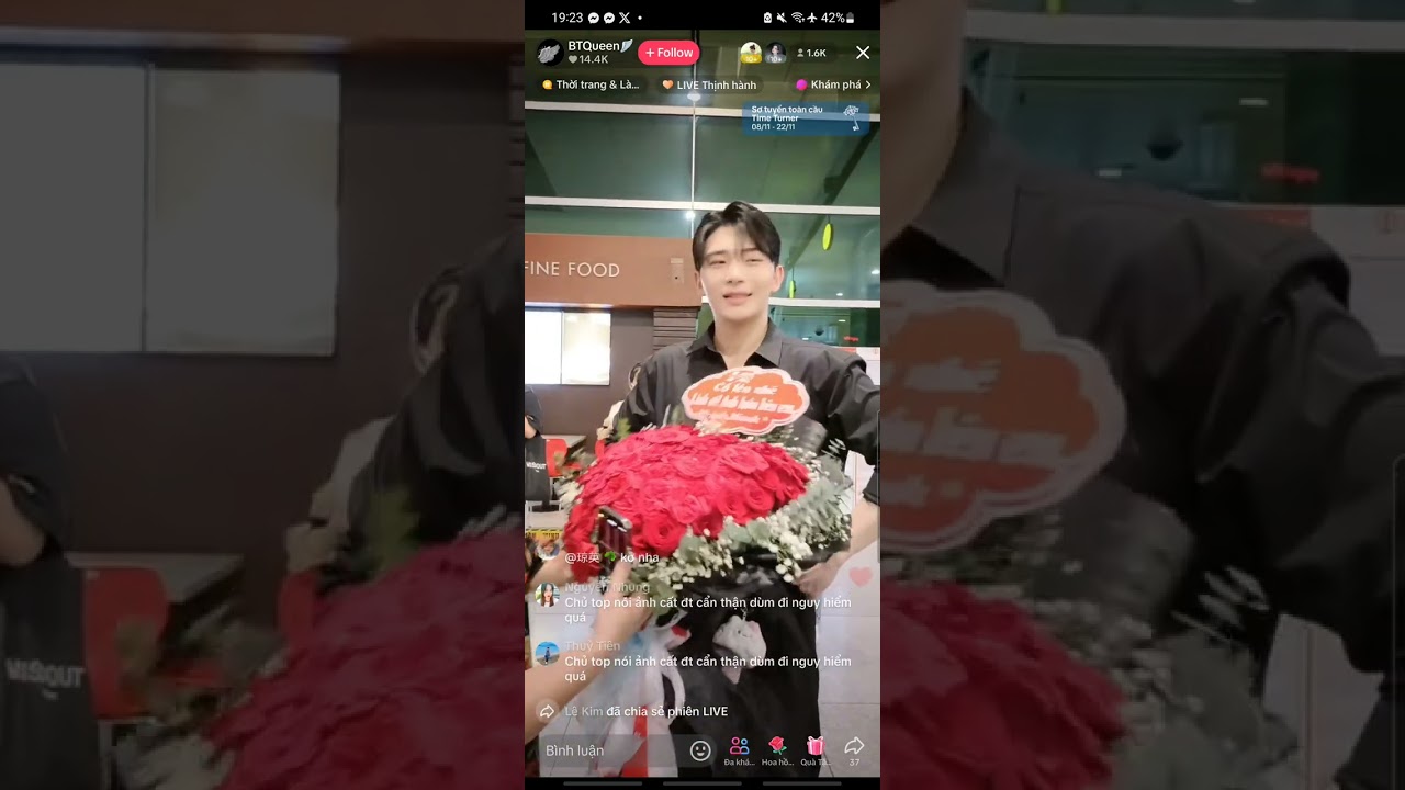 Minuk được fan vây kín như sao hạng A