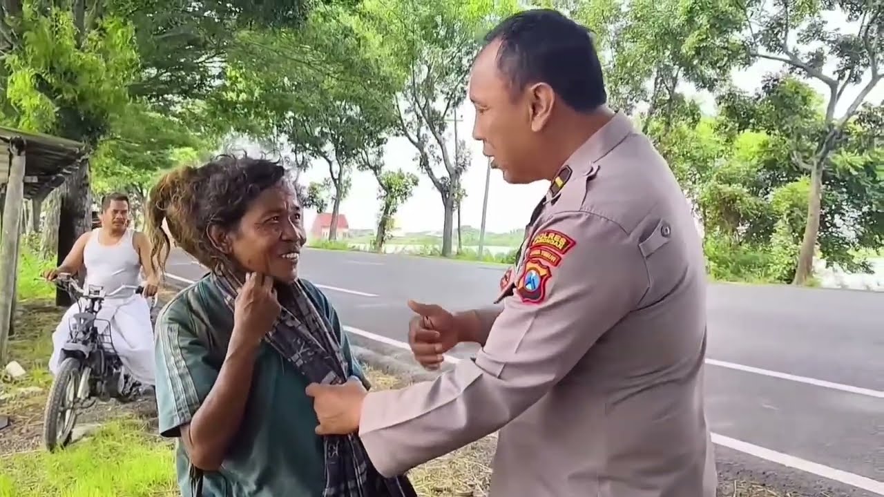 TEGA SEKALI.!?PAK SAMSUL DITOLAK SAAT DIANTARKAN PULANG.? PILIH TIDUR DIPINGGIR SAWAH TANPA BEKAL.