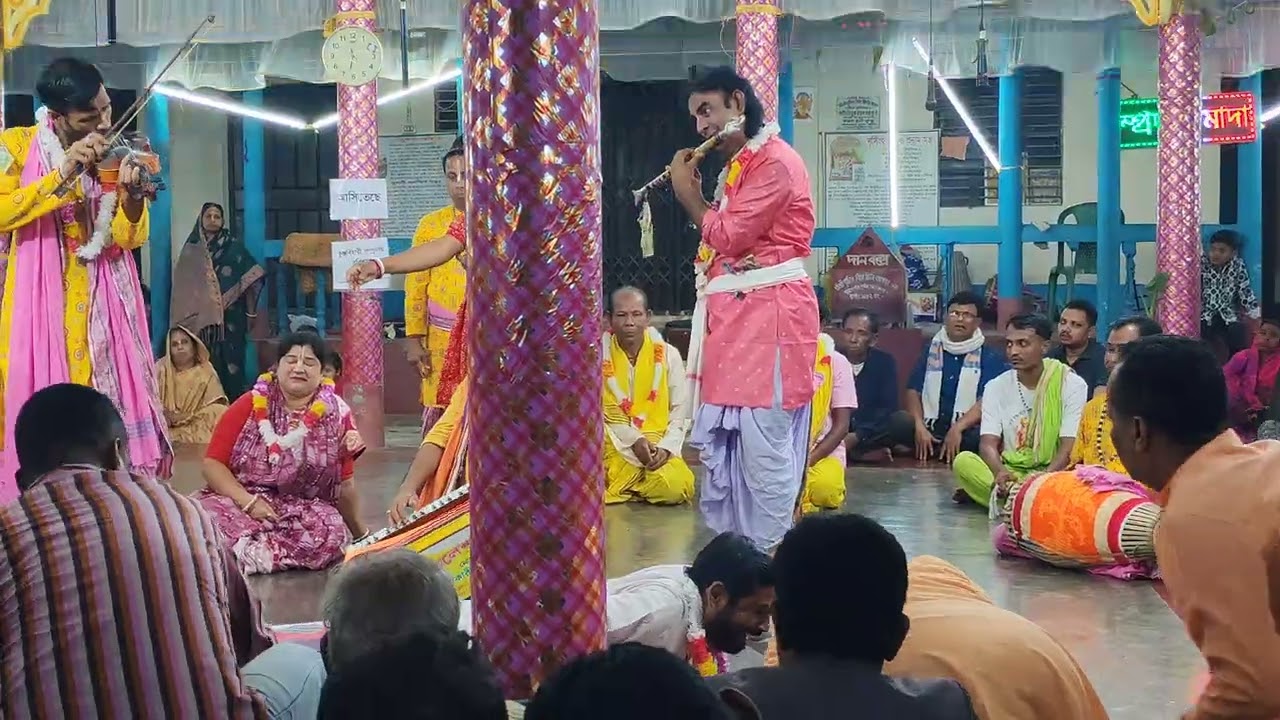 ছয় দলের ছয় মাসটার দিয়ে এক আসরে গান গেয়েছে 