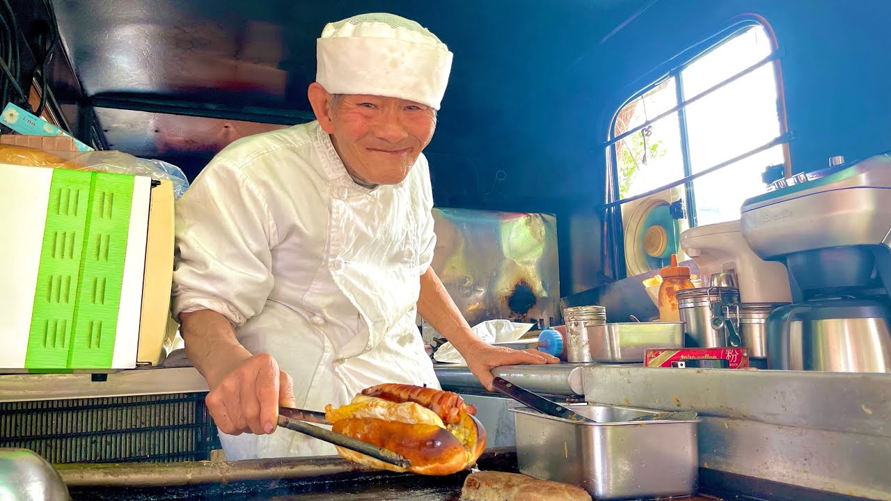 Третий самый вкусный хот-дог в Японии. 76-летний владелец продолжает управлять до 86 лет!