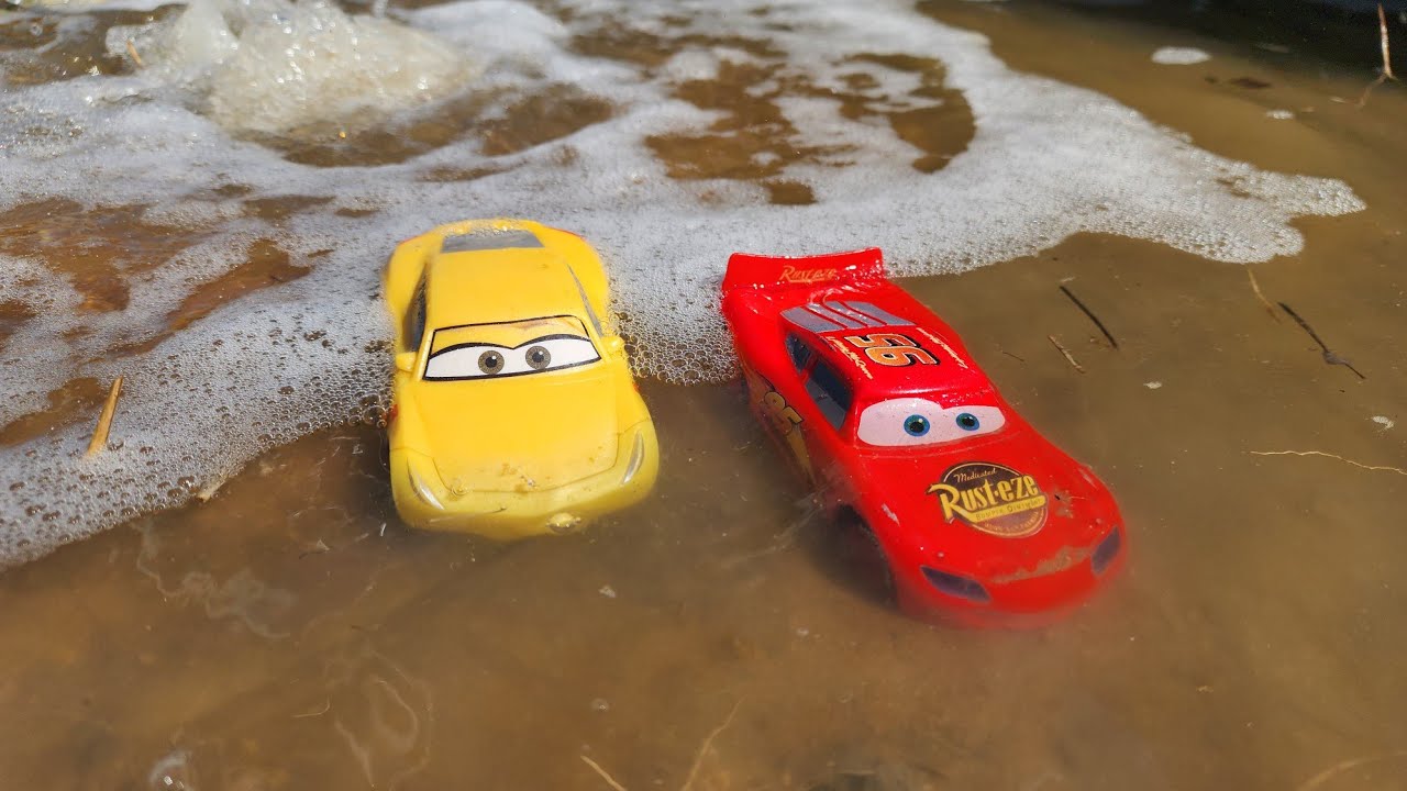 Menemukan Mainan Mobil Disney Pixar Cars & Lightning McQueen Toys