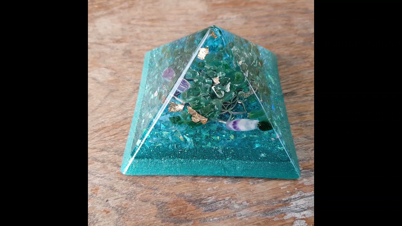 Orgonite piramide medium 'Amethist en aventurijn'