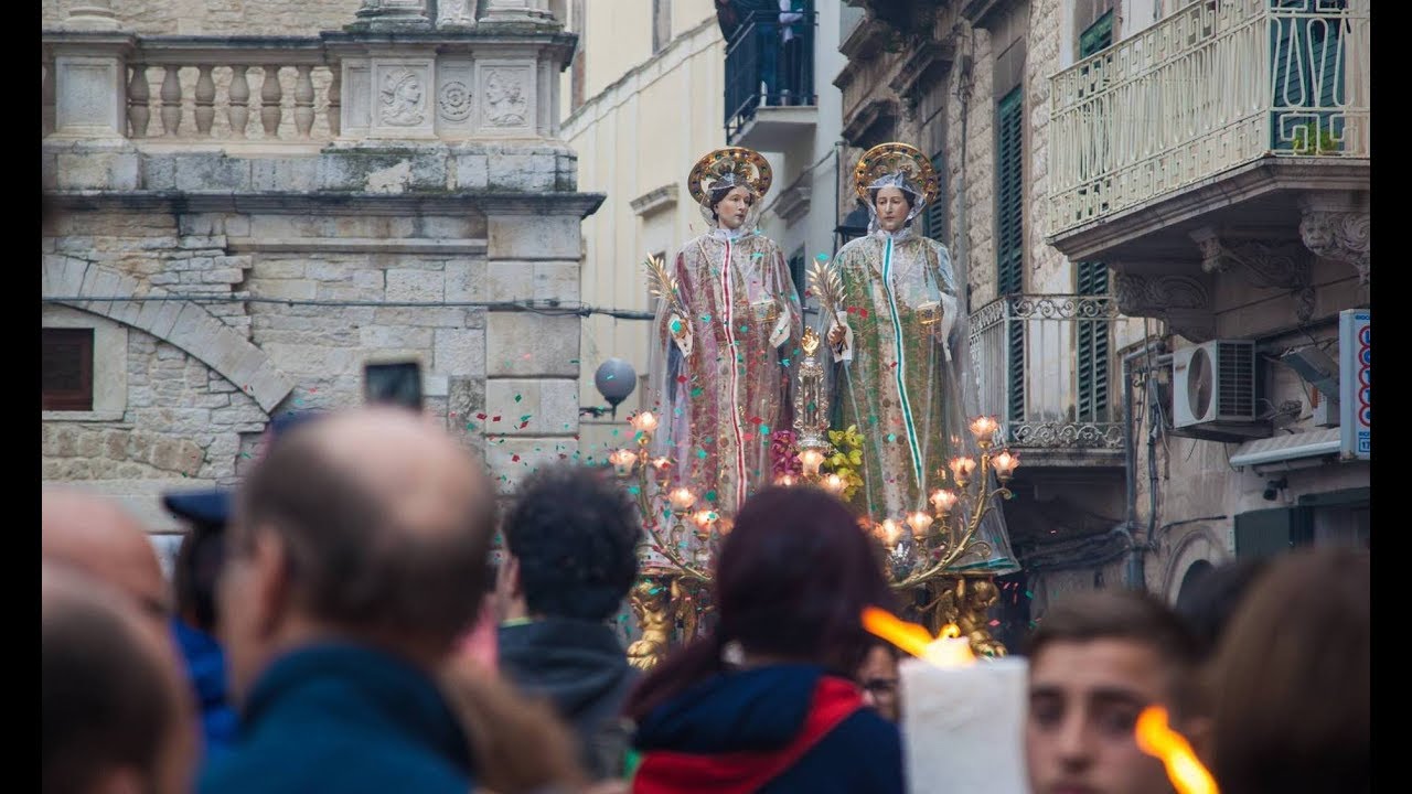 La replica del passaggio della processione dei Santi Medici dal centro storico di Bitonto
