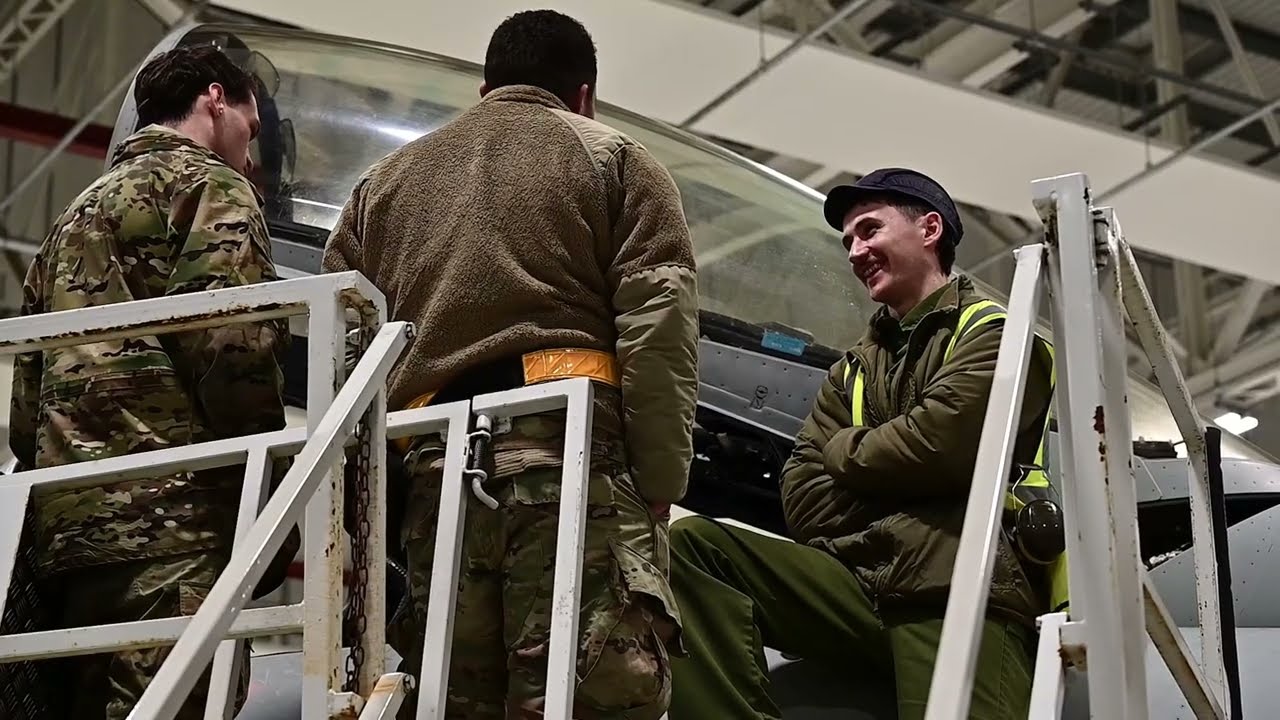 Walkthrough of a Royal Air Force Typhoon FGR4 with U.S. Airmen