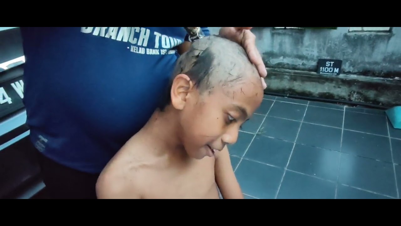 Salah gunting akhirnya Ryyan botak