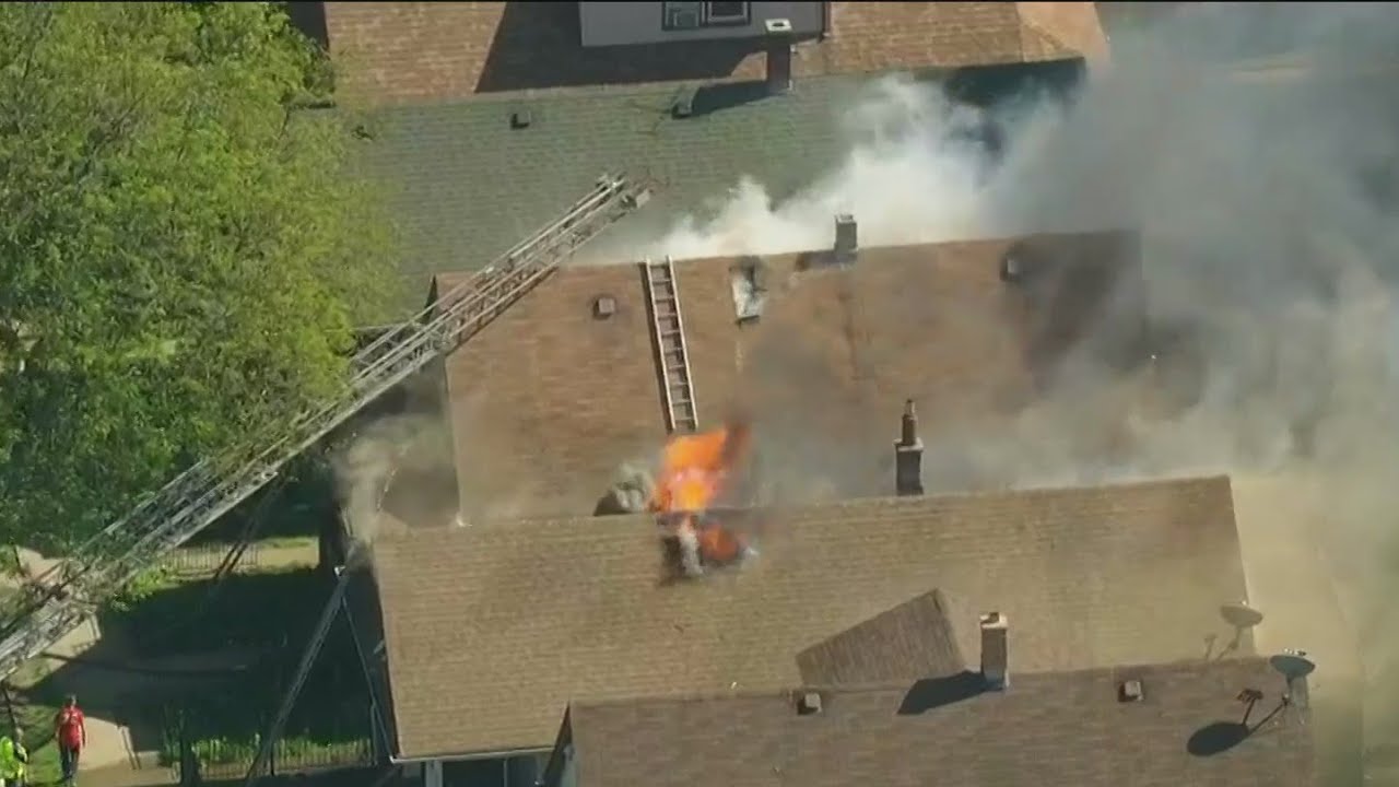 Homes catch fire in West Pullman neighborhood