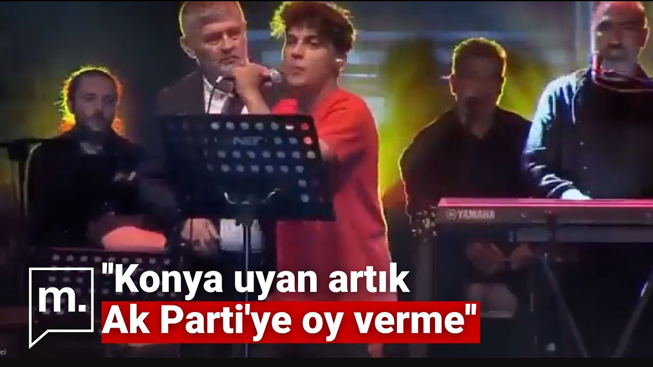 Sahneye fırlayan gencin protestosu: 