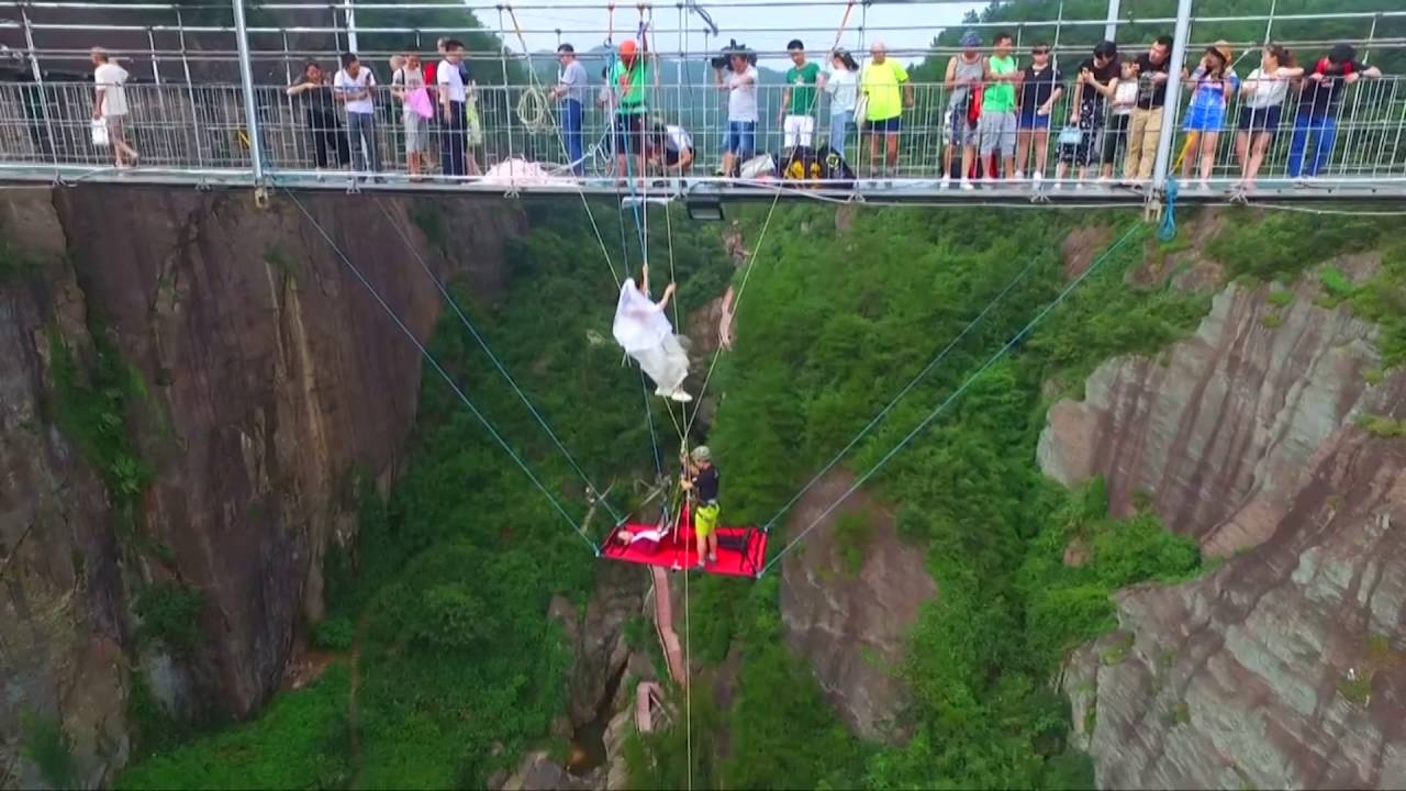 Couple gets married while dangling above terrifying drop
