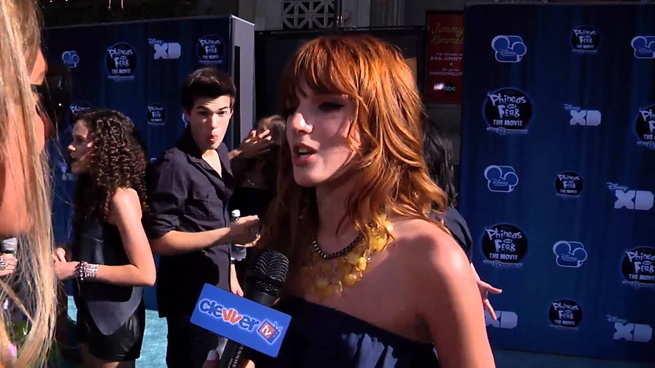 Белла Торн рассказывает о фильме «Shake It Up!» на премьере «Финеса и Ферба»